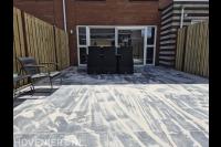 "Moderne bestrating 60x60 met duurzame vuren schutting"