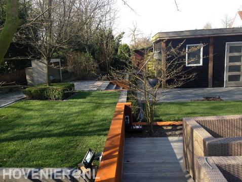 Aanleggen moderne tuin met bestrating, gazon en overkapping 3