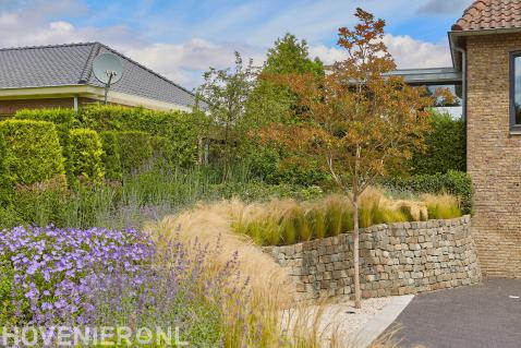 voortuin ontwerp met hergebruik materialen en mediterrane boom-florera