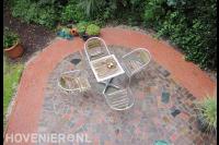 Terras van gekleurde stenen in wildverband