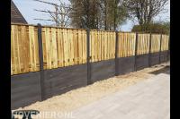Betonschutting met hout