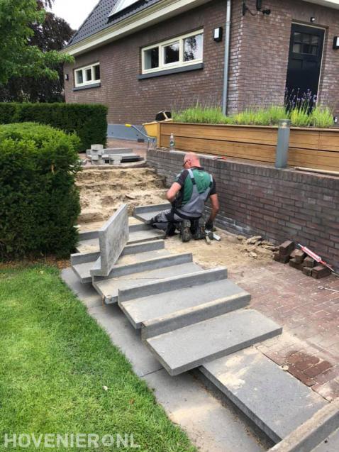 Vakman aan het werk bij de aanleg van de achtertuin