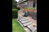 Vakman aan het werk bij de aanleg van de achtertuin