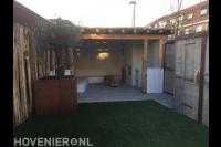 Tuinaanleg met cortenstaal plantenbakken, kunstgras en overkapping 2