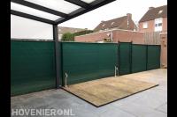 Plaatsen van gaashekwerk in achtertuin