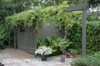 Groene tuin met tuinhuisje en pergola 2
