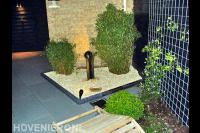 Ornament in kleine achtertuin met verlichting