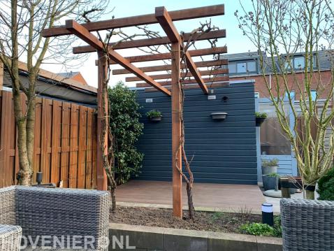 Houten pergola met klimplanten