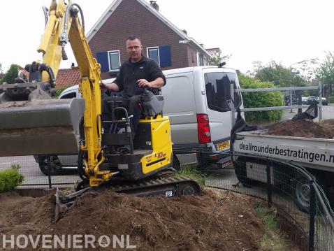 Tuin afgraven met minikraan