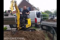 Tuin afgraven met minikraan