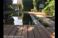 Vlonders bij strakke vijver