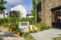 Kantoortuin met borders van cortenstaal en grind 2