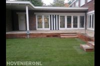 Tuinaanleg met verhoogd terras en gazon van graszoden 2