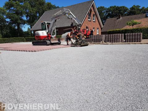 Machinaal bestraten van erf