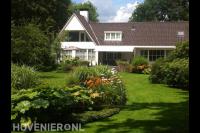 Ruime tuin met gazon en veel groen