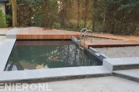 Houten vlonder bij modern zwembad