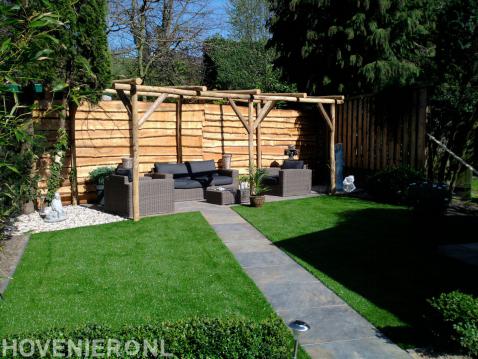 Houten pergola op terras met loungeset 1