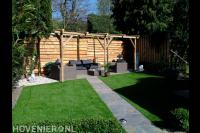 Houten pergola op terras met loungeset 1