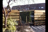 Houten schutting met paneel van betongaas