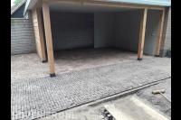 Straatwerk van klinkers bij overkapping