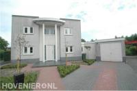 Onderhoudsarme voortuin met veel bestrating