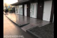 Bestrating van keramische tegels met houtmotief