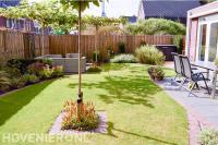 Tuin met terras, gazon en houten schutting 2