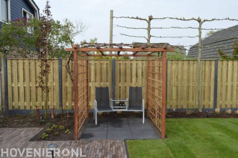 Zithoek onder houten pergola