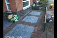 Bestrating van siertegels en gebakken klinkers