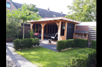 Houten veranda met loungebank