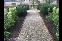 Aanleggen voortuin met grindpaden tussen borders met vaste planten 3