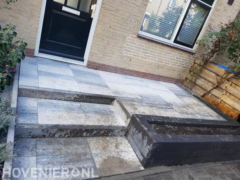 Onderhoudsvriendelijke voortuin met bestrating en plantenbak