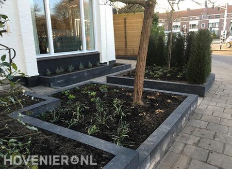 Voortuin met plantenbakken van stapelblokken 2