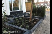Voortuin met plantenbakken van stapelblokken 2