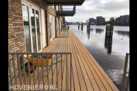 Houten vlonder bij woningen aan het water