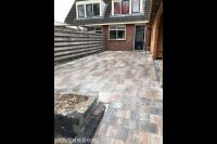 Achtertuin bestraten met natuursteen tegels