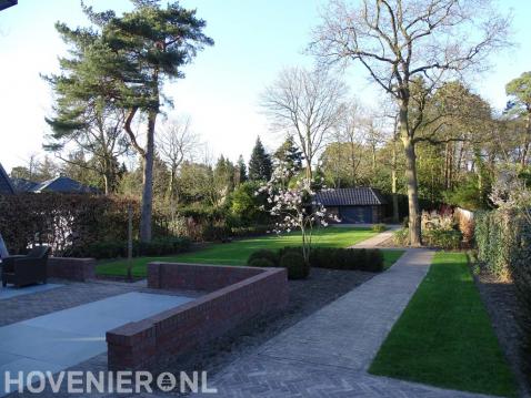 Tuin met verhoogd terras en gazon