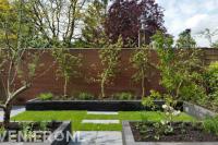 Plantenbakken van stapelblokken met kleine boompjes