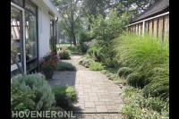 Zijtuin met veel groen