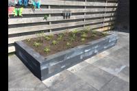 Plantenbak van stapelblokken met jonge planten