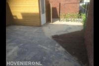 Achtertuin bestraten met betontegels