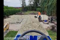Voorbereidend grondwerk voor het leggen van bestrating