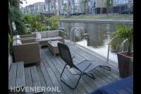 Vlonder met loungeset aan het water