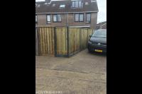 Hout beton schutting met poort