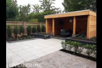 Achtertuin met sierbestrating en veranda