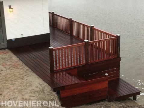 Hardhouten vlonder aan het water met trap en hekwerk