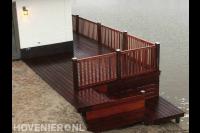 Hardhouten vlonder aan het water met trap en hekwerk