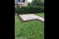 Terras aanleggen van siertegels en trommelstenen