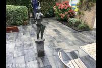 Straatwerk van natuursteen tegels