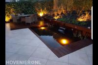 Hardhouten vlonder bij vijver met verlichting